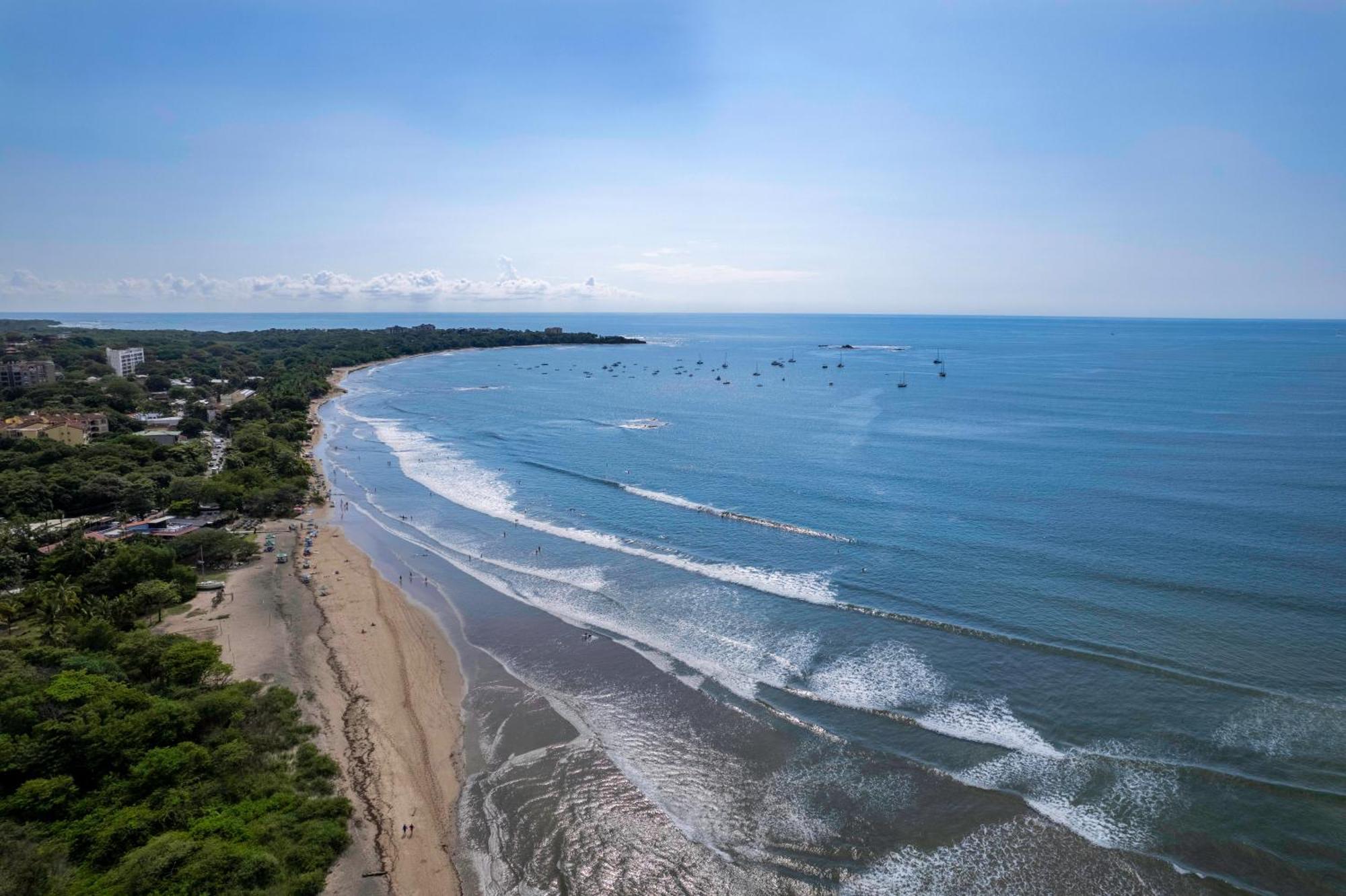Iguana Surf Camp Hotel Tamarindo Exterior photo
