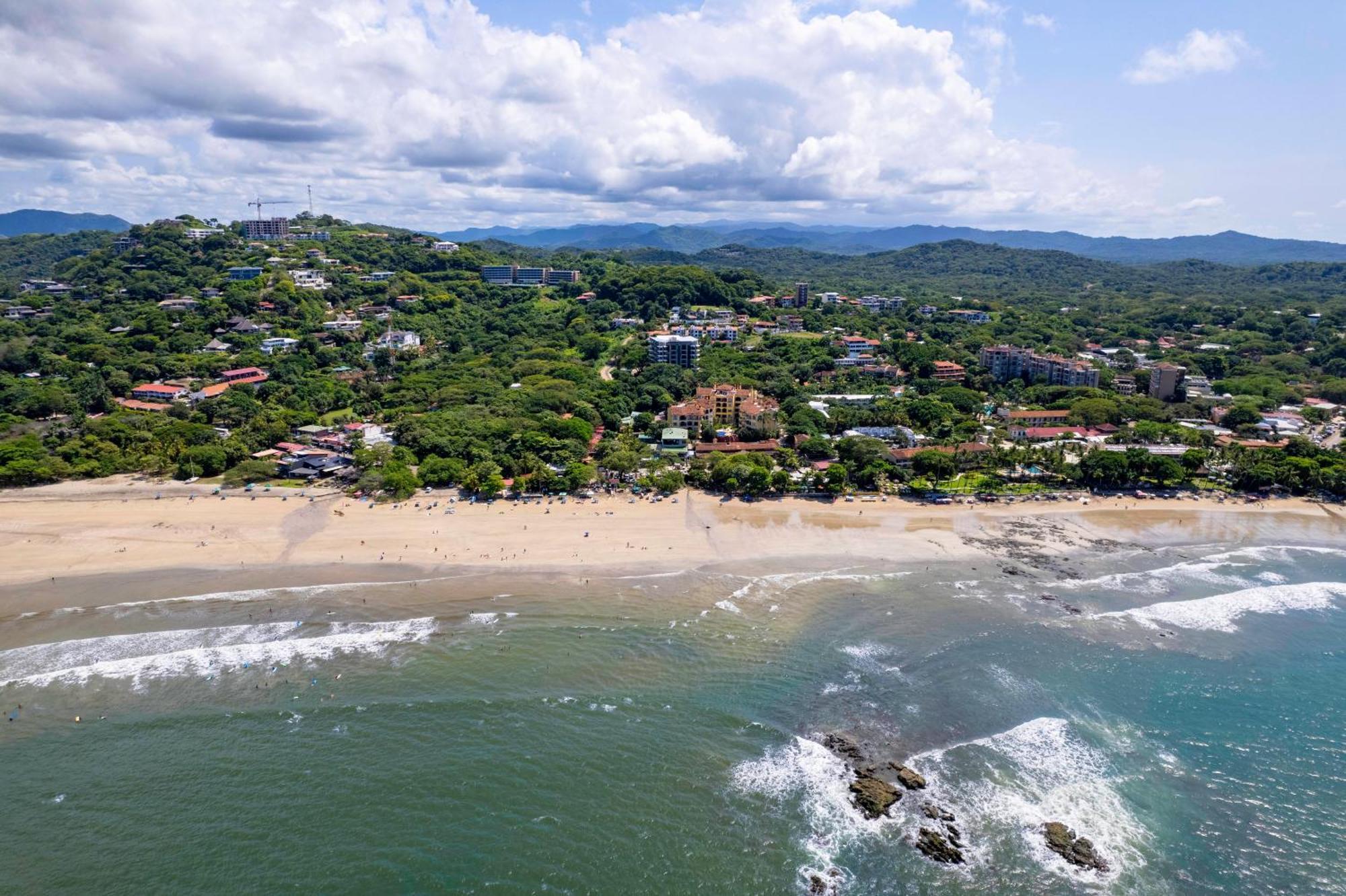 Iguana Surf Camp Hotel Tamarindo Exterior photo